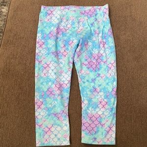 🌻3/$15 girls 18/20 Capri leggings with pastel mermaid 🧜🏻‍♀️ pattern.